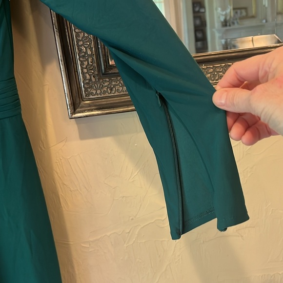 NWOT Mac Duggal size 6 emerald green long sleeve v-neck gown - Picture 10 of 13